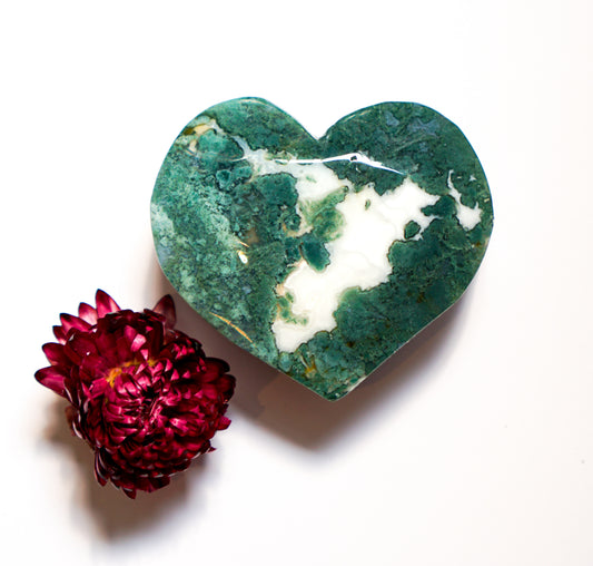 Moss agate heart with a dramatic white plume inclusion, alternate angle with dried flower